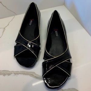 (NEW) Ecco Ballet Flat Black Patent Gold Trim 11M